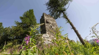 Ein Bild vom mittelalterlichen Turm in Hospental mit Aussicht über das Gebiet. Durch den Strukturimpuls konnte im Turm eine Stahltreppe eingebaut werden, sodass die Aussichtsplattform für die Öffentlichkeit begehbar wurde.